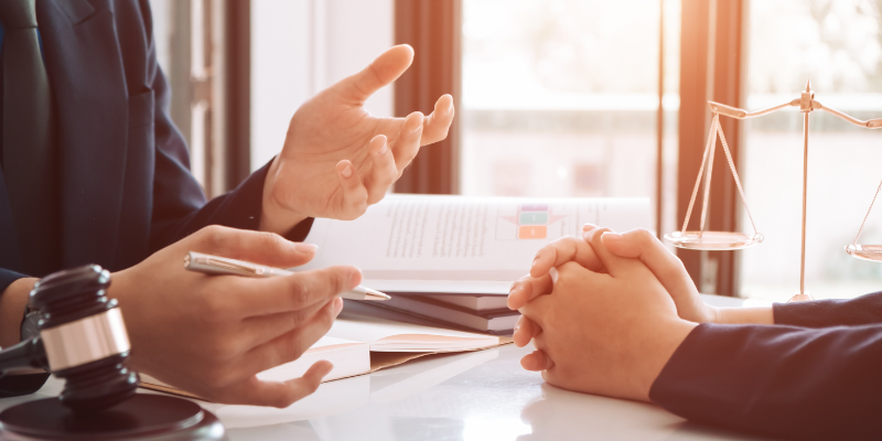 遺言書作成について相談している様子